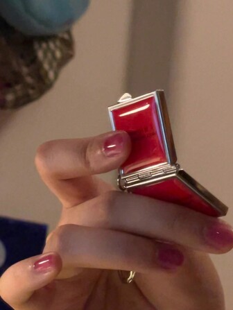 1 pieza Espejo colgante para bolsa de cosméticos, llavero de espejo rojo retro para retoques de maquillaje, un lindo y triste pequeño espejo rojo mini, ¿quién está enojado? Lo siento, estoy mentalmente enfermo, espejo de vanidad de bolsillo pequeño, decoración del hogar, sala de estar, dormitorio, baño, artículos de viaje, boda, fiesta, cumpleaños, regalos para hombres, mamá, papá, mejores amigos, maestros, Año Nuevo, accesorios, regalo divertido, maquillaje, barato, decoración de habitación, tocador, viaje, dormitorio, accesorios de maquillaje, espejo, espejo de tocador, barato, rellenos de calcetines, maquillaje, herramientas de maquillaje, cosas baratas, regalos, regalos para mujeres, regalos de Navidad