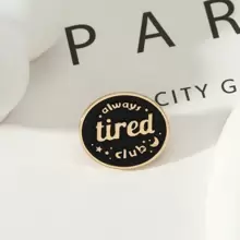 1枚橢圓形刻有英文字母'always Tired Club'的胸針 - 彩色 - 查看 3