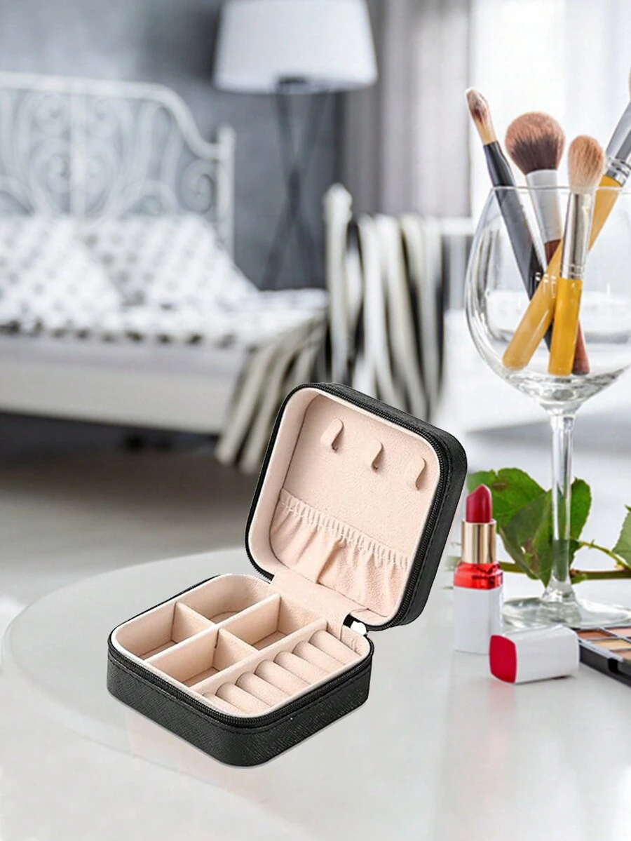 1個時尚便攜式pu皮質珠寶收納盒,適合存放耳環,項鍊,戒指等,很適合旅行和送禮,迷你而精美的設計