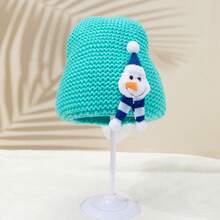 1個中性聖誕雪人娃娃裝飾綠色針織帽,設計可愛,適用於聖誕節或冬季穿搭,並作為兒童節日的溫暖禮物