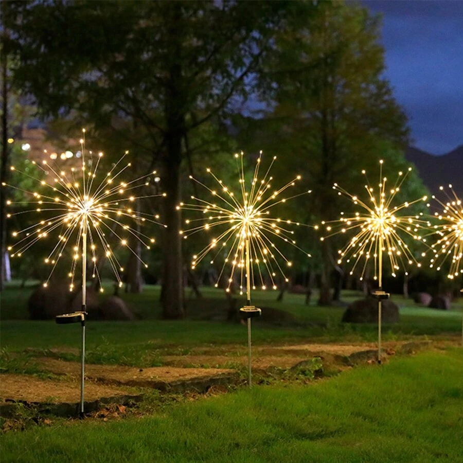 这款太阳能LED草坪灯采用暖白光和不锈钢灯杆，拥有8种不同的照明模式，并具备常亮、闪烁和渐变照明功能。它夜间自动开启，防风雨、防晒，无需外部电源。它可用于庭院、花园、草坪、阳台，以及婚礼装饰、圣诞节和新年照明。它还配有烟花、蒲公英和铜线LED灯。适用于小径、庭院和露台的户外花园照明。 - 暖白色 - 查看 1