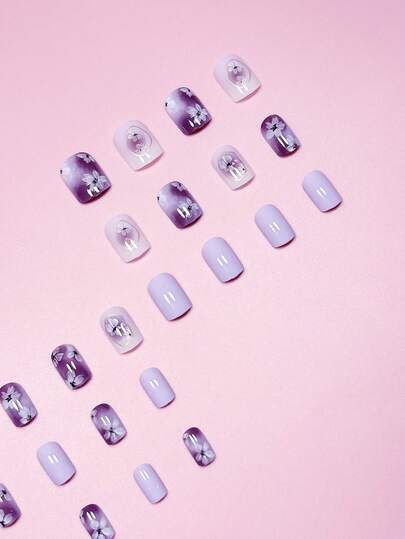 24個セット フェイクネイル ショートスクエア オールシーズン対応 女性向け おしゃれな紫色フラワーデザイン