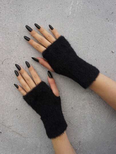1 Pair Women's Black Fuzzy Short Fingerless Gloves