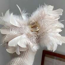 1個純ins風格羽毛髮卡,高貴典雅的超妝仙女級頭飾