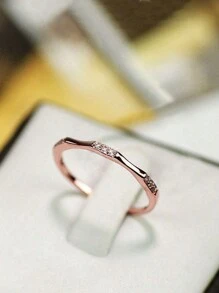 1枚经典立方氧化锆戒指，女士款式，适合婚礼、订婚、情人节及其他场合。