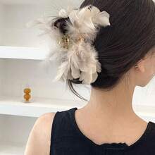 1個純ins風格羽毛髮卡,高貴典雅的超妝仙女級頭飾