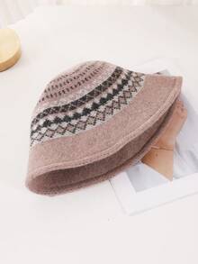 復古款格紋針織桶帽，內層經厚實針織的紗線，適用於秋冬日常穿搭，保暖實用