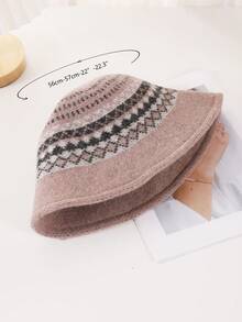 復古款格紋針織桶帽，內層經厚實針織的紗線，適用於秋冬日常穿搭，保暖實用