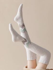 1對女式珊瑚絨加厚高筒襪，柔軟舒適，保暖保熱，適用於冬季居家及日常生活 (多種風格可選)