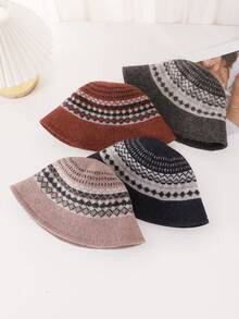 復古款格紋針織桶帽，內層經厚實針織的紗線，適用於秋冬日常穿搭，保暖實用