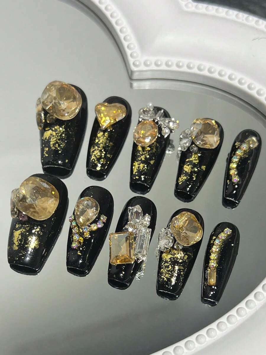 10 cái Thủ công Dài Móng Tay Hình dạng Móng giả Với Đen Và Vàng , Trang trí Với Vàng Những trái tim Hoặc Kim cương giả In Hình dạng Của Trứng ; Cái này Sang trọng Phong cách Móng tay giả Bộ Coverage hoàn toàn Đối với Của bạn Ngón tay Hoàn hảo Đối với Nhiều loại Dịp Như Buổi tiệc , Nhảy múa , Hoặc Là Có thể tái sử dụng Và Tính năng Nhấn-Bật Thiết kế , Gói hàng Bao gồm 1 Miếng Thạch Keo dính Và 1 Miếng Móng tay