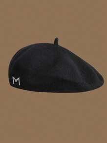 1頂女式貝雷帽,有 M 字母裝飾,時尚百搭,適用於戶外穿著