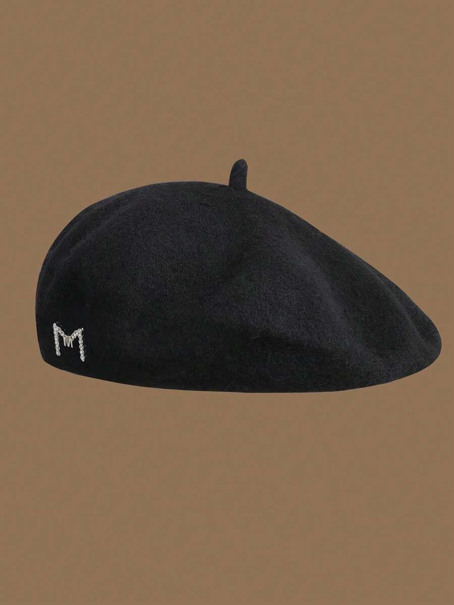 1頂女式貝雷帽,有 M 字母裝飾,時尚百搭,適用於戶外穿著
