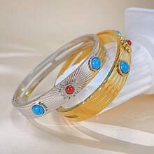 1入組女士仿金屬銀色天然綠松石手環,專屬豪華設計,陽光狀雕花寬袖手鏈,不褪色,日常佩戴和裝飾配件 - 銀色 - 查看 1