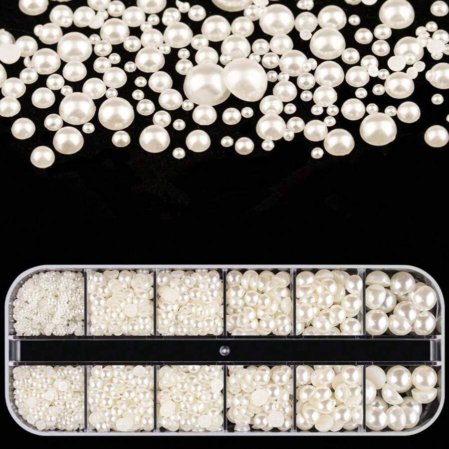 半圓形仿珍珠顆粒,不同尺寸的仿珍珠可用於指甲、身體或臉部裝飾。同時,它們也可以用於珠寶製作,例如鞋子、耳環、項鍊、髮夾、玻璃等。利用您自己的設計,您可以創造獨特而引人注目的外觀。1盒12格,白/乳白色,平背,多用途