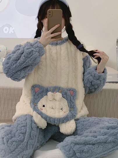 蓝色珊瑚绒加厚家居服套装，卡通猫咪图案，带口袋，适合冬季穿着，秋冬舒适保暖，蓬松睡衣。