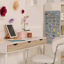 1個灰色掛式珠寶收納袋,兩側共有80個口袋,2層布料製成的珠寶收納袋,適用於項鍊、手鍊、耳環、戒指和編織工具