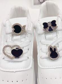 4 件合金黑色水钻心形鱼蝴蝶结装饰鞋饰珠宝 DIY 鞋带夹装饰鞋带扣配件适合女士成人运动鞋靴子圣诞节万圣节生日派对礼物（不含鞋子） - 黑色 4個 - 查看 1