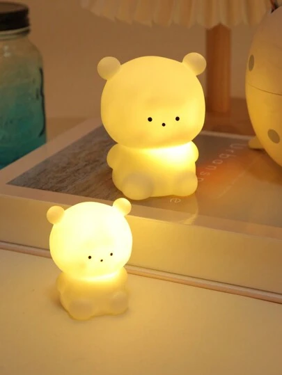 1入組白色PVC溫暖光源白熊夜燈，柔和舒適的光線適合卧室、客廳、書房、走廊、地下室，可用於夜間照明，也可用於各種場合裝飾，是朋友、同學、同事、親戚節日/生日的禮物，也被稱為LED燈、情人節氛圍燈、發光擺飾、床頭燈、桌燈、夜燈。