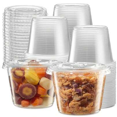 50 sets de vasos de plástico desechables mini con tapas - vasos para shots de gelatina, vasos para porciones de gelatina, recipientes para salsa de inmersión de 5.5 onzas/165ml, envase para aderezo de ensalada, pequeños contenedores de plástico para condimentos, útiles escolares, bolsas para alimentos, cajas para alimentos, adecuados para caramelos, chocolates, galletas, etc.