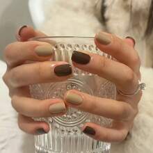 Box mit 150 Stück abnehmbaren, bräunlich gefärbten Kunstnägelspitzen aus Mylar für den Herbst/Winter-Stil, Drucknägel, Nagelbedarf