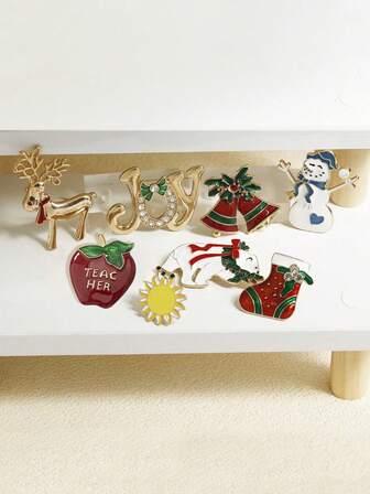 1 pieza Broche navideño dorado y lindo, los diseños incluyen ciervo, muñeco de nieve, reno, manzana, oso polar, bota navideña, girasol, alegría, campana, variedad de estilos para regalos navideños