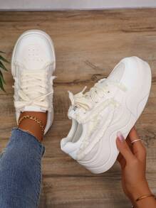 女士時尚全搭配和獨特設計的學生白色運動鞋,具有波浪流蘇,圓頭和增高厚底,適合休閒運動 - 白色 - 查看 1