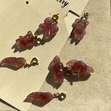 天然水晶草莓石吊墜,可用於diy手鍊項鍊製作,多功能扣飾珠寶吊墜 - 草莓晶蝴蝶結提溜吊墜一個 - 查看 2