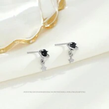 1對時尚黑色和925純銀星型耳釘,高端簡潔風格,適合女性日常佩戴。完美的禮物,也是與銀飾慶祝生日的最好朋友或女友的禮物。 - 耳環 - 查看 1