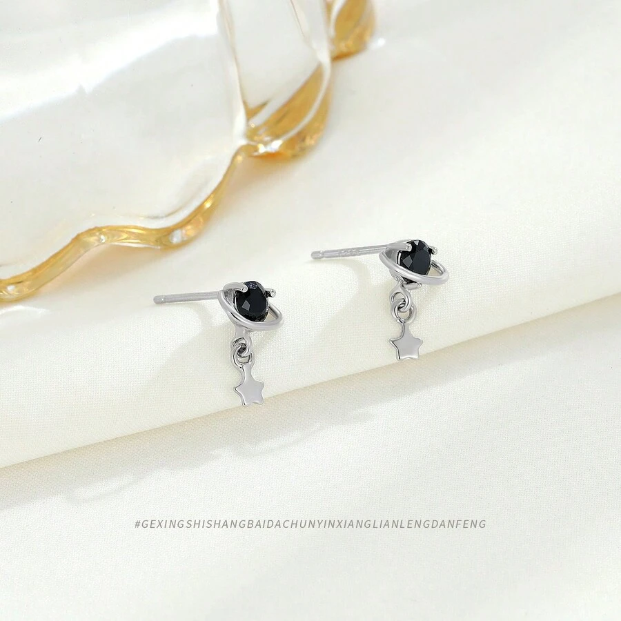 1對時尚黑色和925純銀星型耳釘,高端簡潔風格,適合女性日常佩戴。完美的禮物,也是與銀飾慶祝生日的最好朋友或女友的禮物。 - 耳環 - 查看 1