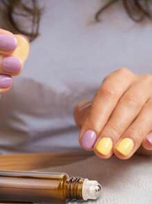 2入組不銹鋼精油滾輪瓶,10ml琥珀色玻璃滾輪瓶帶蓋,適用於旅行、香水和唇膏；10ml透明玻璃瓶黑蓋精油滾輪瓶；琥珀色玻璃適用於精油和香水的滾珠瓶-帶不銹鋼滾球和黑蓋-化妝品和小容器的迷你樣品瓶；10ml可加注的玻璃香水滾輪瓶,帶蓋,適用於旅行和居家使用 - 棕色 - 查看 4