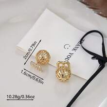 1 对 M 形字母双戴镂空球形设计时尚轻奢复古耳环 - 金色 - 查看 5