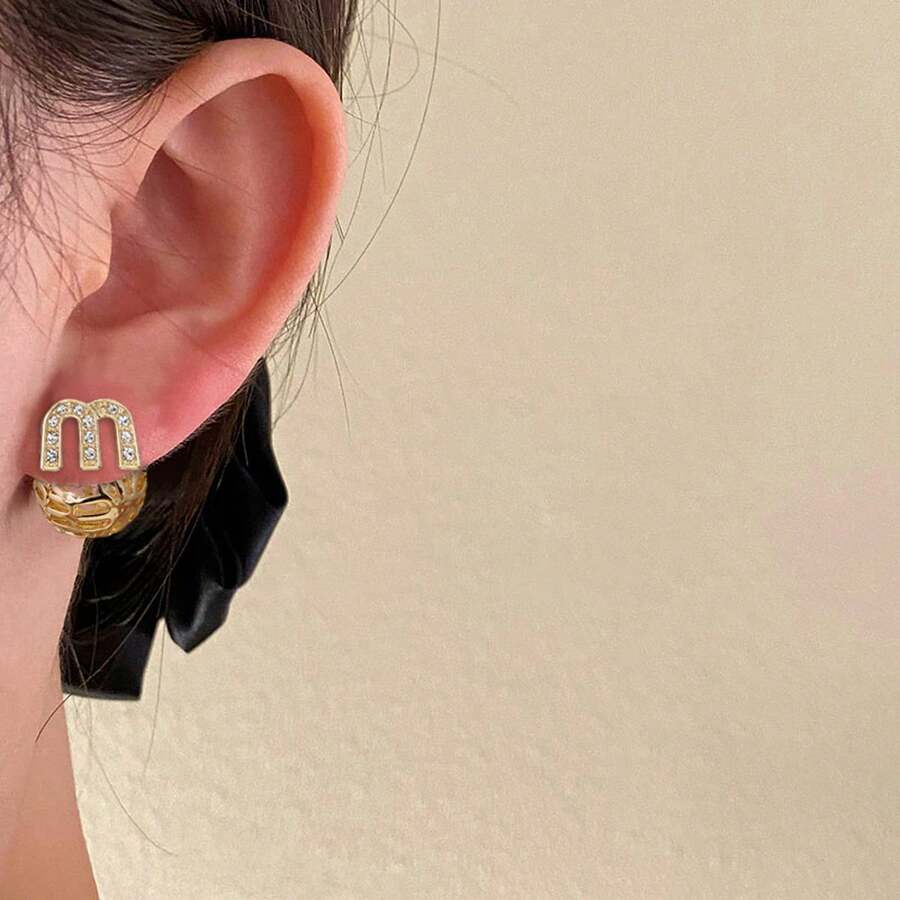 1 对 M 形字母双戴镂空球形设计时尚轻奢复古耳环 - 金色 - 查看 1