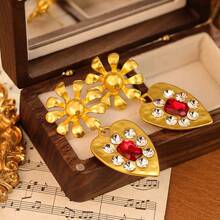 一對古董風格的復古褶皺紋花瓣設計合金鑽石耳環 - 金色 - 查看 1