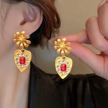 一對古董風格的復古褶皺紋花瓣設計合金鑽石耳環 - 金色 - 查看 4