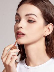 MISTINE 泰式拿鐵豐盈唇蜜，含透明質酸、維生素E的保濕唇啫喱，具有霧面光澤感的高色素、不黏膩、防污、輕盈感。1入組2.6g - 玫瑰粉色波浪 - 查看 7