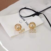 1 对 M 形字母双戴镂空球形设计时尚轻奢复古耳环 - 金色 - 查看 3