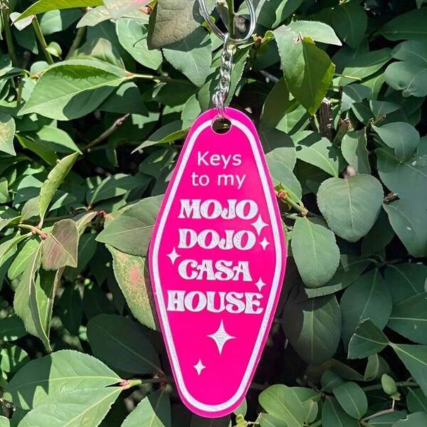 1pc Rose Red Vintage Style Mojo Dojo Casa House Acrylic Keychain Novelty Keyring