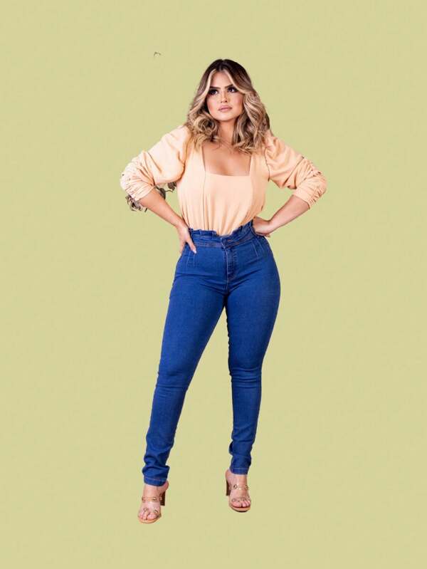 calça jeans feminina skinny elastano premium cintura media lavagem clara botao forrado e detalhe de babado na cintura
