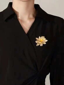 A Handmade Rhinestone Lotus Brooch, High-End Exquisite Luxury Corsage, New Faux Pearl Brooch, High-End Accessories, Women's Clothing