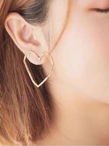 1 对时尚镂空心形设计耳钉，简约大胆，带有别致的触感，是一款时尚的耳饰，适合情侣聚会、礼物和最新粉丝。