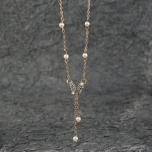 1個簡約而奢華的蝴蝶吊墜合金項鍊,鑲嵌鑽石和珍珠蝴蝶吊墜合金項鍊,適合女士用於工作、假期和作為閨蜜禮物 - 金黃色 - 查看 5