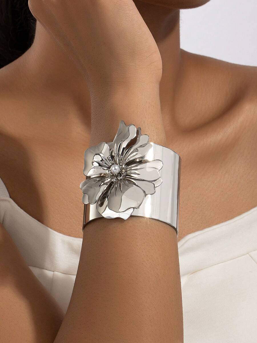 1pc Metallic Wide Cuff Bracelet With Floral Design In Gold And Silver - Silver - View 1