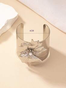 1pc Metallic Wide Cuff Bracelet With Floral Design In Gold And Silver - Silver - View 2