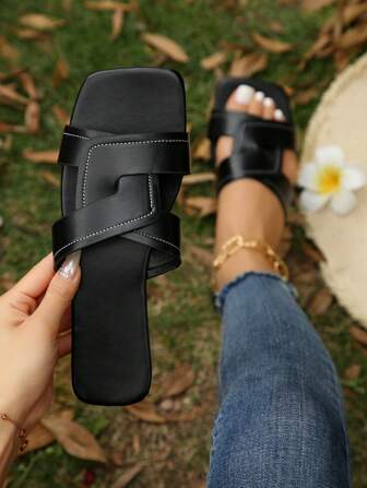 夏季大码女式交叉带方头露趾平底凉鞋，休闲柔软舒适室内外拖鞋