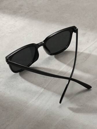 一副男女皆宜的Y2K风格时尚沙滩方形镜框眼镜，完美搭配日常休闲和摄影，是沙滩造型的理想配饰，打造街头风，适合搭配毛衣、夹克、卫衣、连帽衫、皮裤和工装裤，尽显波西米亚风情，是夏季海滩度假、户外活动和旅行的理想之选。