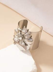 1pc Metallic Wide Cuff Bracelet With Floral Design In Gold And Silver - Silver - View 3