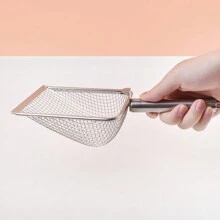 1個擁有把手的網狀金屬貓砂鏟,可懸掛在貓砂盒上 - 銀色 - 查看 1