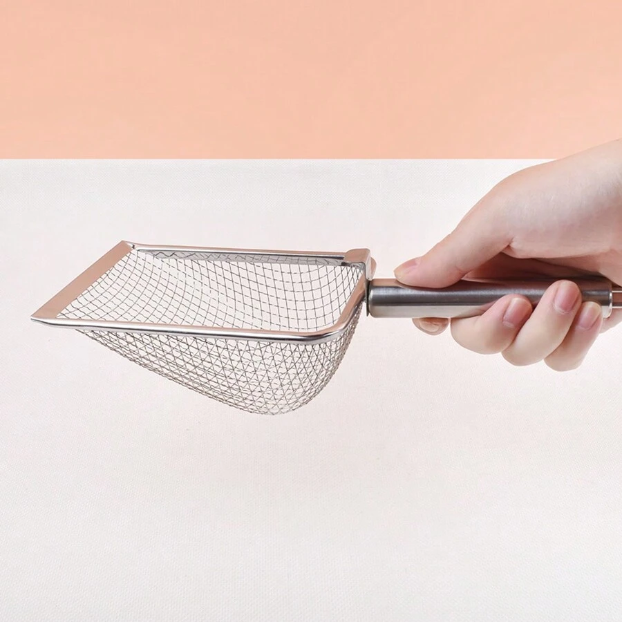 1個擁有把手的網狀金屬貓砂鏟,可懸掛在貓砂盒上 - 銀色 - 查看 1