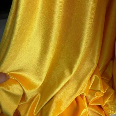 1 件纯金色闪亮天鹅绒面料，光滑有弹性的涤纶天鹅绒材料，适用于旗袍裙、沙发枕、窗帘、桌布、配饰，适合秋冬季